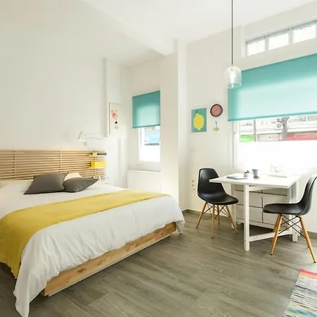Modern Urban Studio, Skg Centre Apartment *